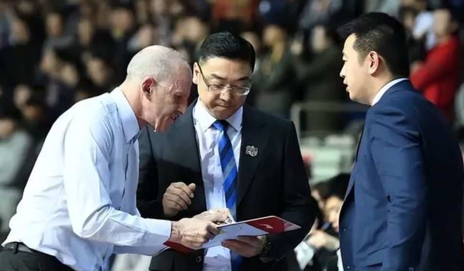 在执教上海男篮的首个赛季，李春江教练