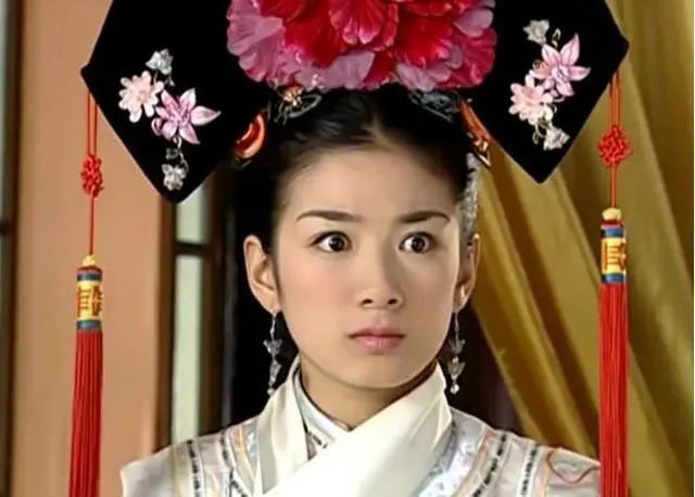 小燕子自小在民间长大,一心向往自由,心思也和宫里的女孩很不一样,在