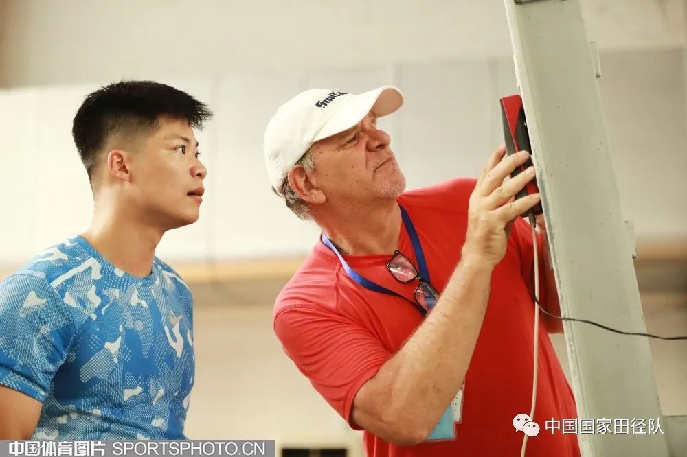 苏炳添教练亨廷顿回归中国田径队苏神为他送上冰墩墩