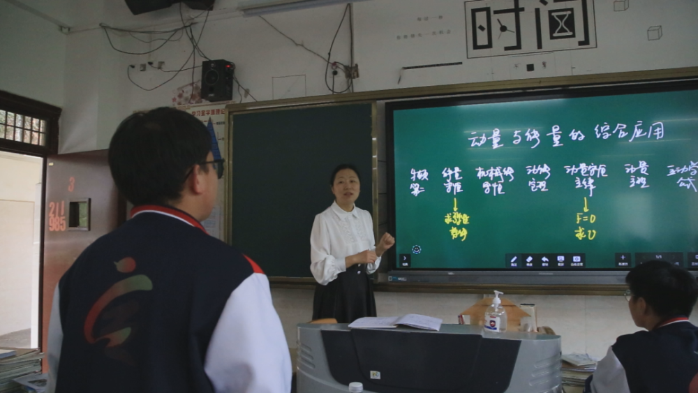 贵定中学学生张艺轩说：“彭老师的教学方式很符合我们这个时代学生需要。”