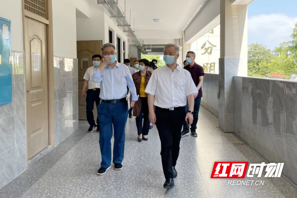 蒋伟一行到邵阳市二中检查复学与疫情防控工作