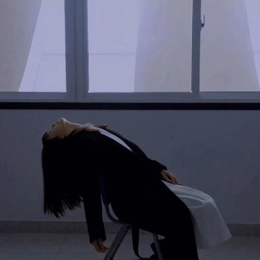 丧气满满的美女个性伤感背景图片有意境