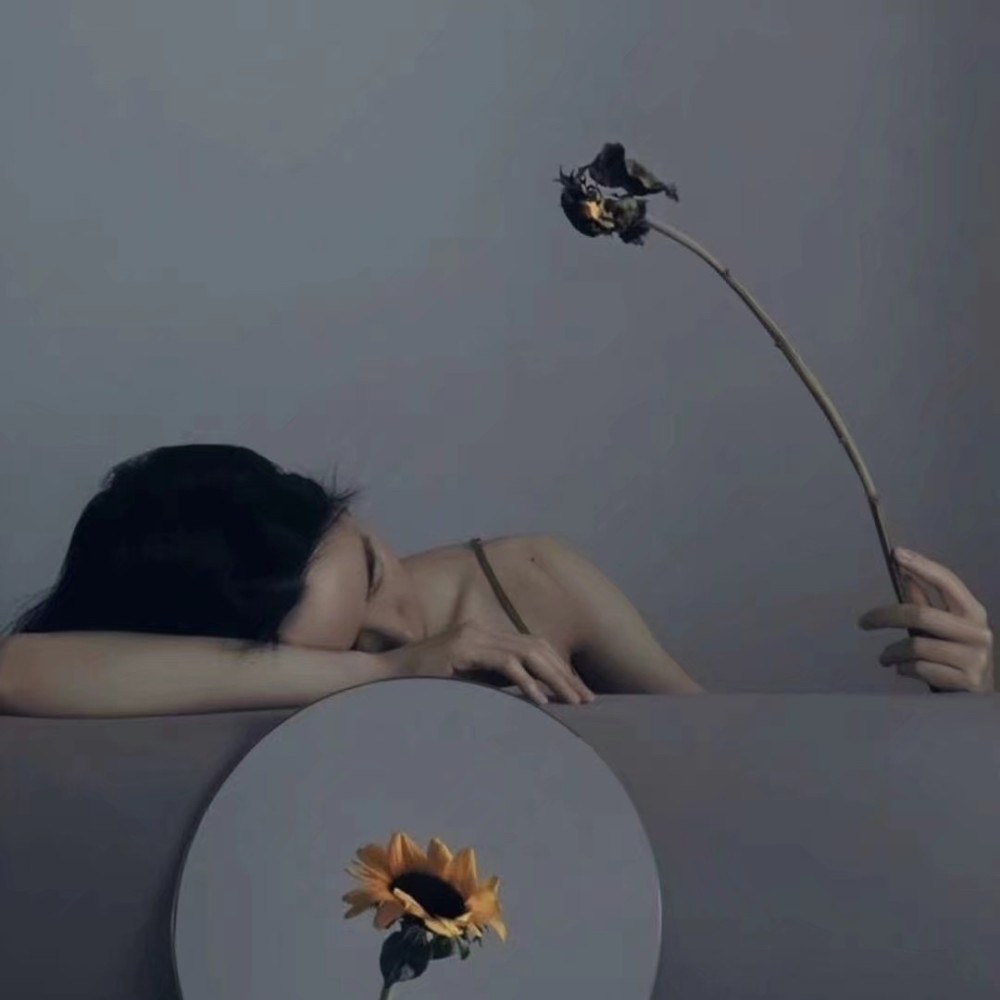 丧气满满的美女个性伤感背景图片有意境