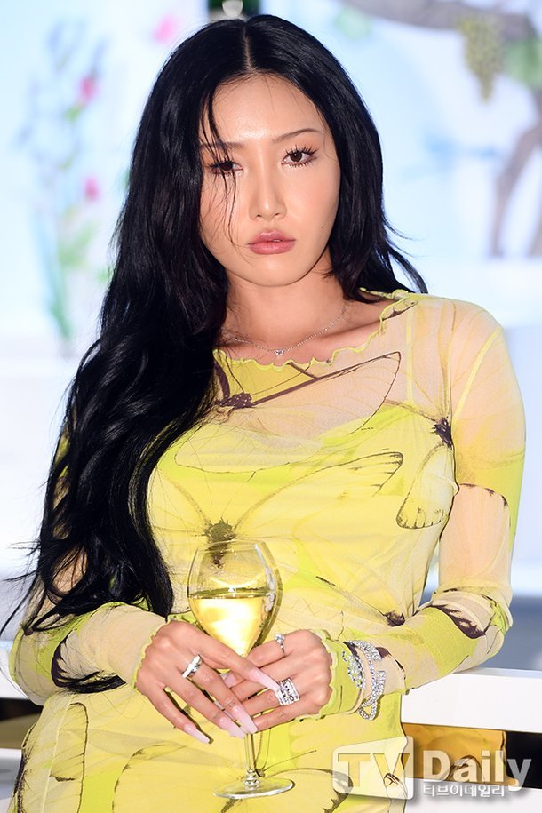 不同寻常的美感mamamoo华莎古铜色肌肤烟熏妆容的别致魅力