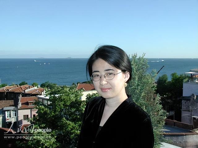 被遗忘的北大才女田晓菲,不顾反对执意嫁给美国老头,为什么?