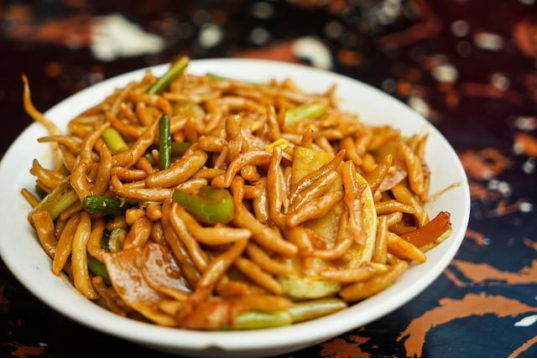 汤吃时就跟面条差不多,在开水中下入搓鱼子煮熟,调入家常用调料和韭菜