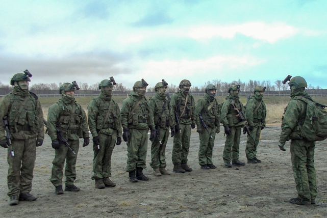 俄军钢铁士兵受伤后手握2颗地雷咬牙爬行12天返回阵地
