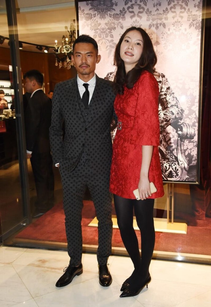 林丹妻子一看就是女强人,花衬衫配窄腿裤挺显比例,气场真挺足的插图2