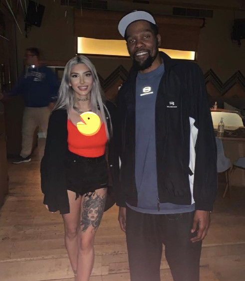 杜兰特夜店狂欢视频曝光!开心热舞美女环绕,现场飙歌略显害羞