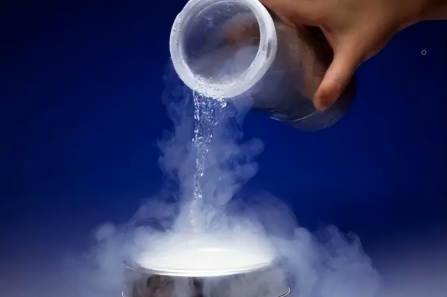 正反物质混合原子在超流体中出现反常现象