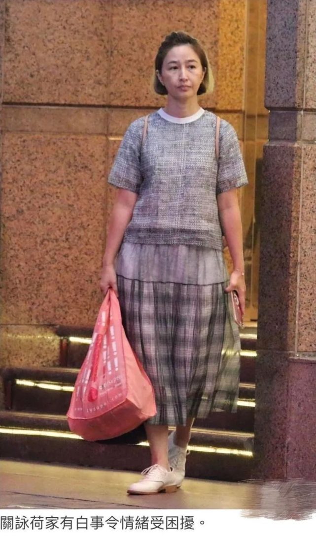 还有红v翻出了关咏荷之前被爆家有白事时被拍的照片,感叹其老了好多