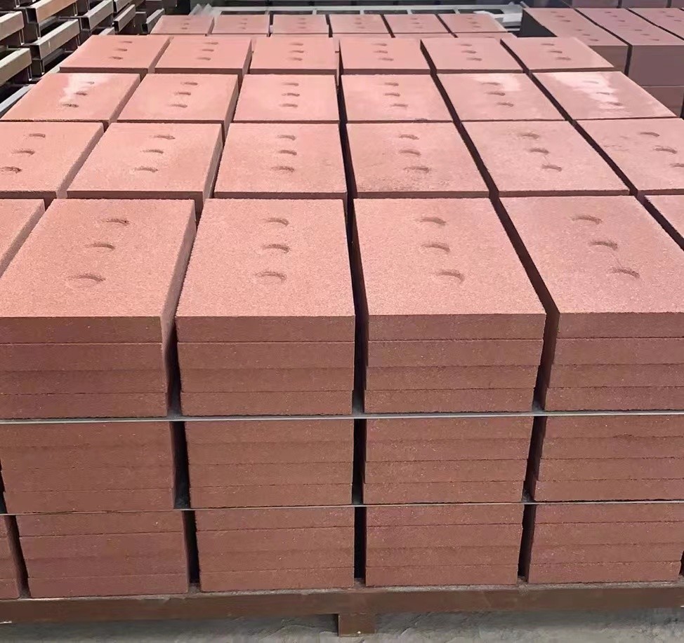 技术原理为:在制备无机轻集料防火保温板的保温层时添加纳米材料和高