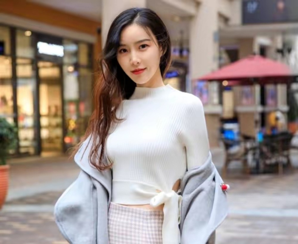 千万粉丝的小贝饿了在小面馆吃得津津有味,拍摄团队仅三人_腾讯新闻