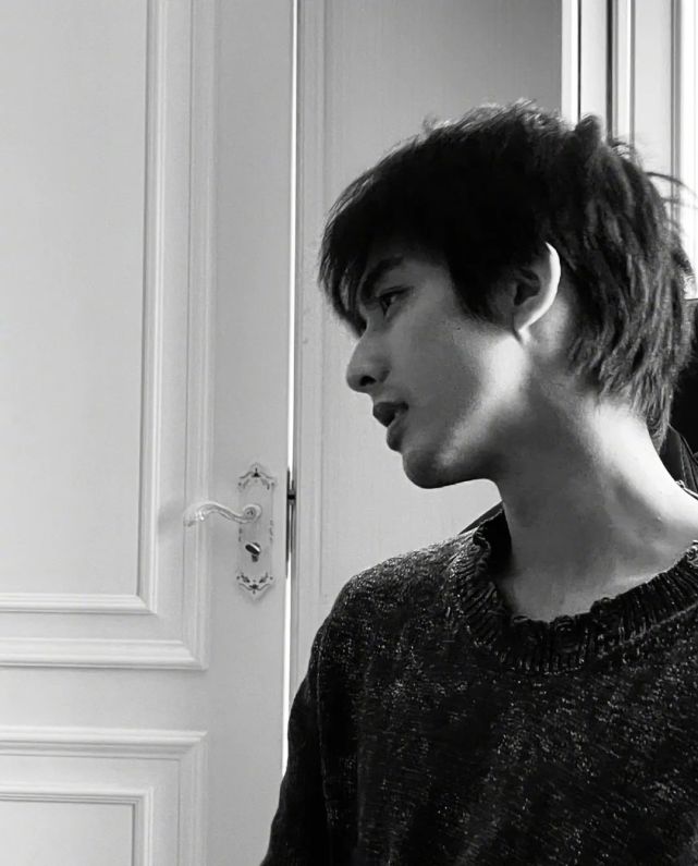 宋威龙起诉于正公司连续几个月没有行程粉丝喊话他解约