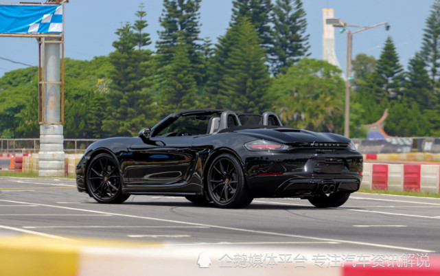 专业赛道上试驾全新保时捷718 boxster t