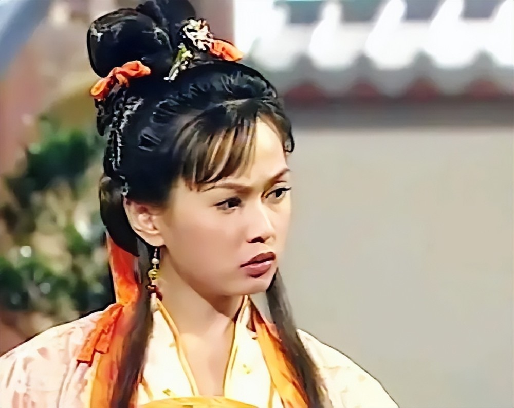 姚莹莹年轻的时候,身材很苗条纤细,配上精致的脸庞,绝对称得上是一名