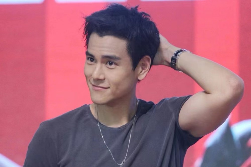 彭于晏隔离结束后的形象曝光,头发凌乱造型颓废,自己还发文调侃插图6