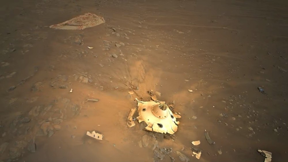 机智号第26次火星飞行发现火星宇宙飞船残骸摔得四分五裂