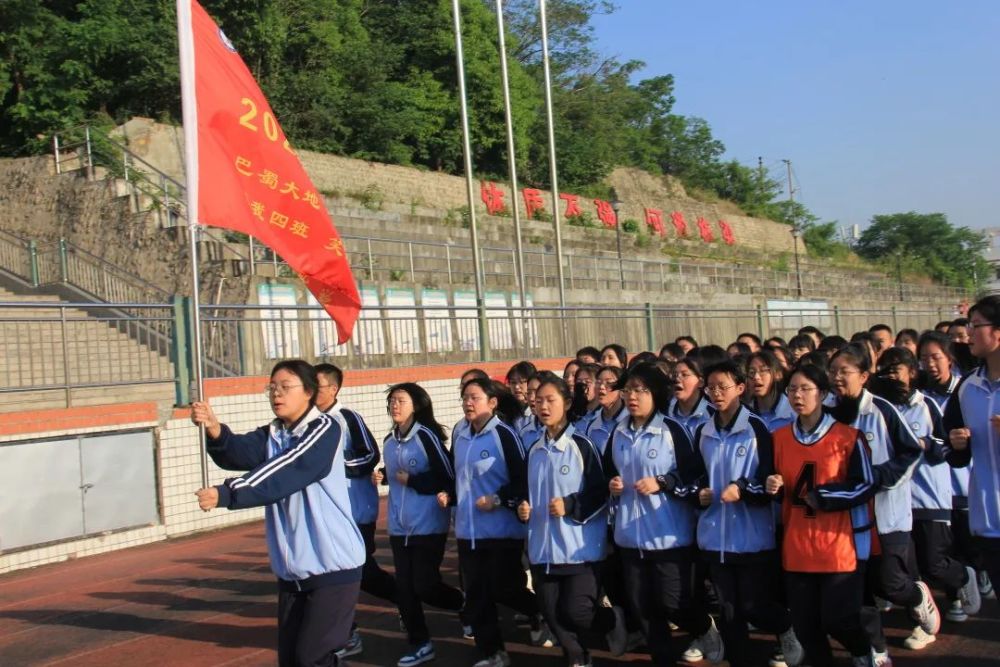 櫛風沐雨鑄輝煌,百尺竿頭再攀登|三臺縣蘆溪中學第三黨支部舉行主題