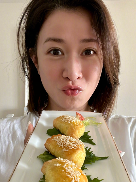 佘诗曼分享隔离后第一餐,素颜出镜皮肤紧致,食物满满堆成小山高