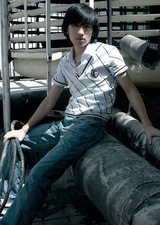 曾被称作"内地周杰伦",拒绝我是歌手的邀请,后弦如今怎样了?