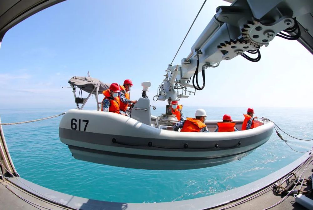 解缆出征看景德镇舰海上实战化训练