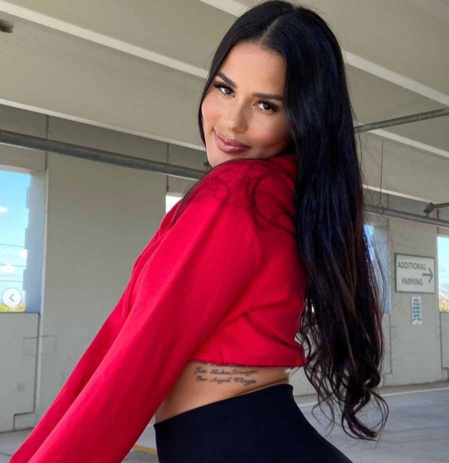 希罗女友晒全家福,俊男靓女还有超可爱女儿