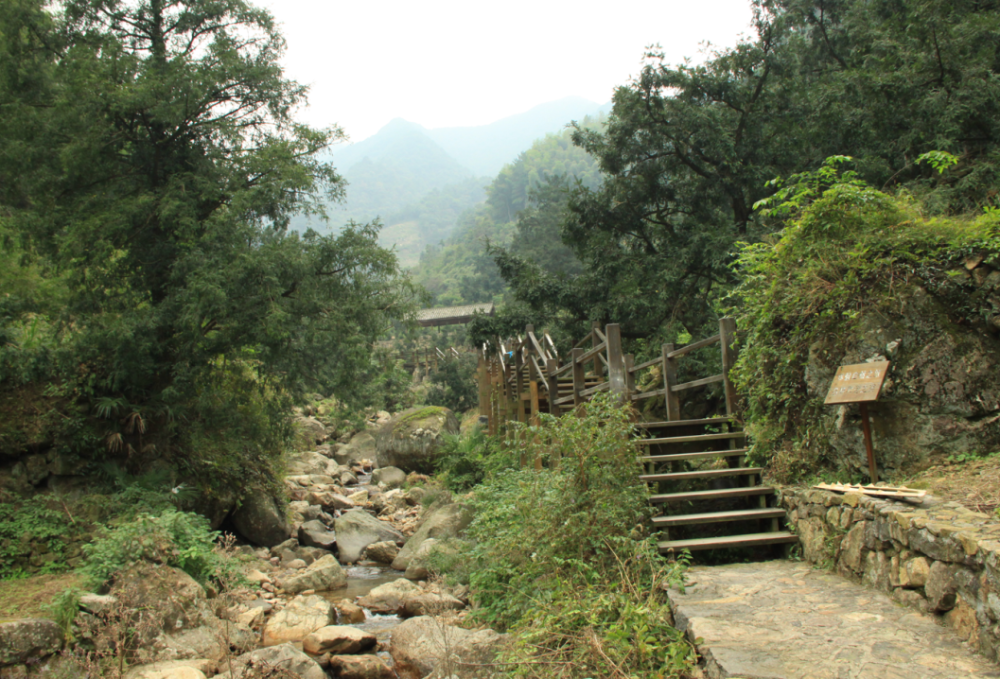 会稽山香榧古道马岭古道位于桐庐,建德,浦江三地交界处,长度28公里.