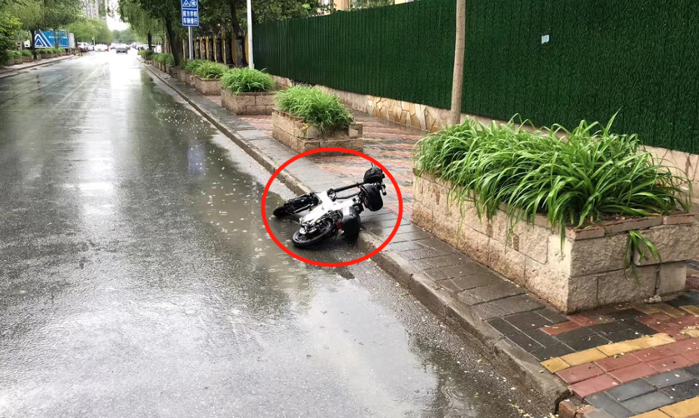 下雨天骑车摔一跤图片图片