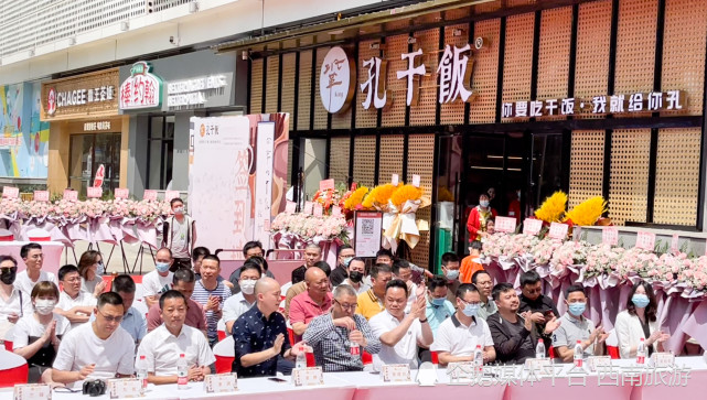 五一小长假期间,成都市成华区sm广场迎来一位新邻居.