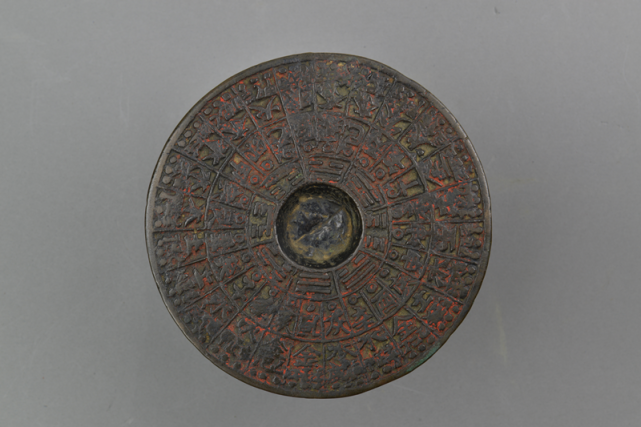 创建全国文明城市 文旅人在行动|龙纹铜罗盘