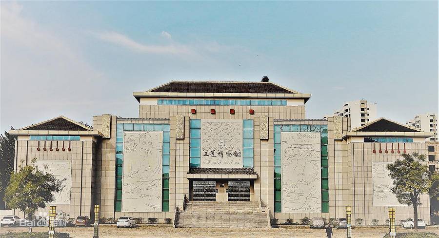 丹土遗址以出土玉器多而闻名,位居同时期遗址之首,且以器形大,扁薄,嵌