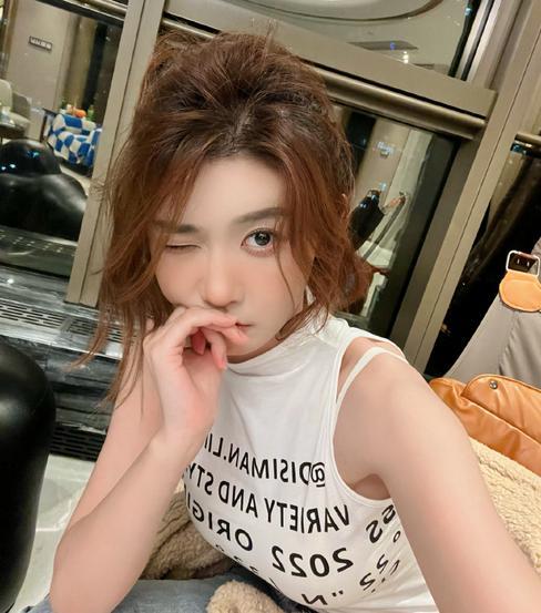 网红聂小雨化身厨娘包饺子,用茅台调味遭群嘲,做饭不忘撅屁股