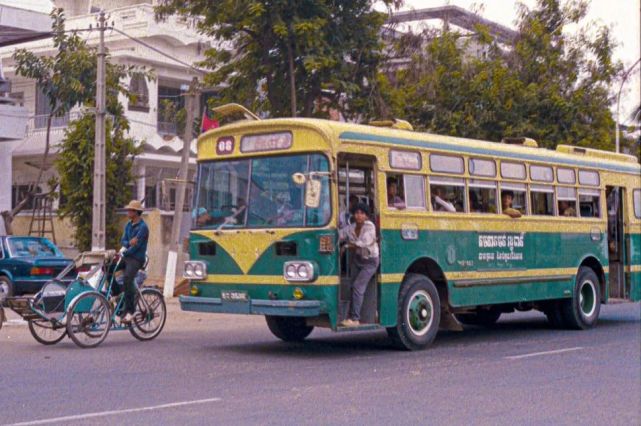 柬埔寨80和90年代的公共汽车(图集)