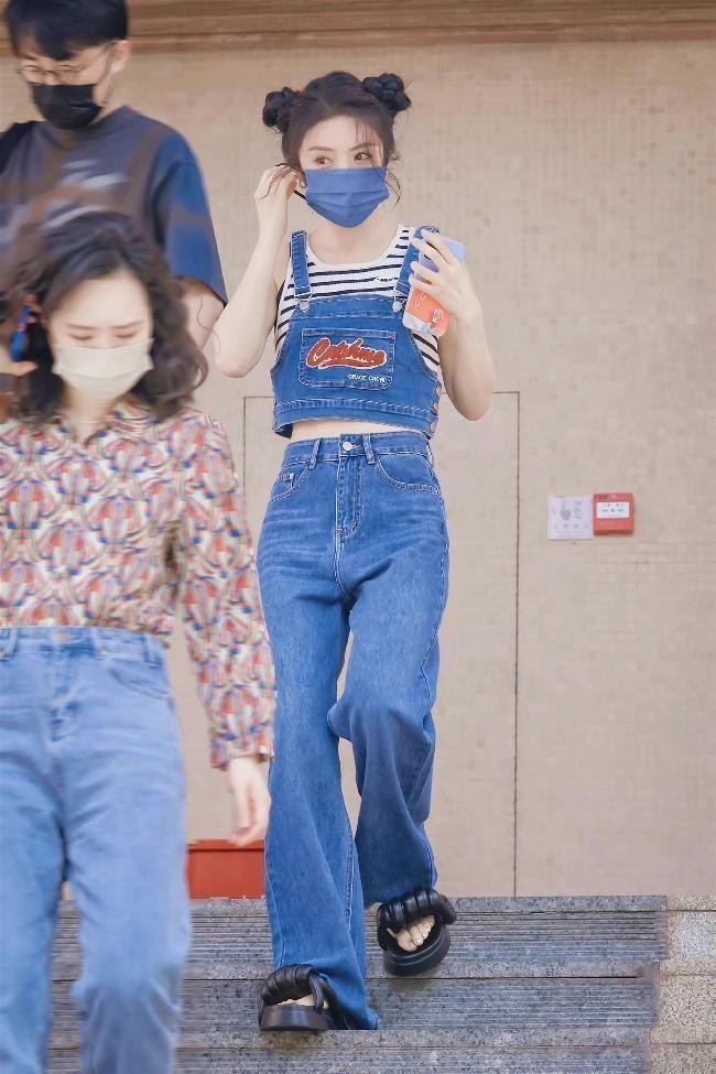 32岁的蔡文静这次扮嫩挺成功,穿牛仔服装扎哪吒头,甜美却不幼稚_腾讯