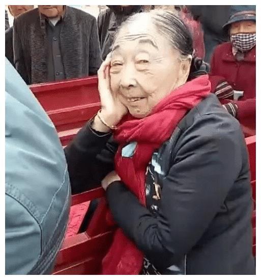 李玉成開40w豪車帶85歲愛妻看古宅馬玉琴與孫女合影慘遭嫌棄