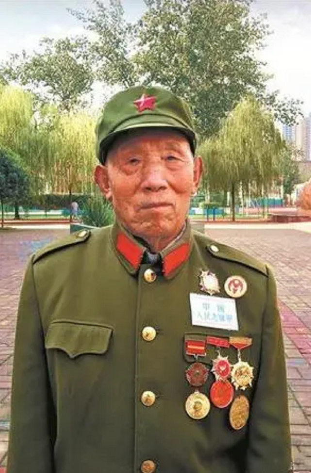 1953年 河南清洁工遭嘲笑 领导看报知身份 伟人 你还活着太好了 雷宝森 中国人民志愿军 活着 河南 解放军战士