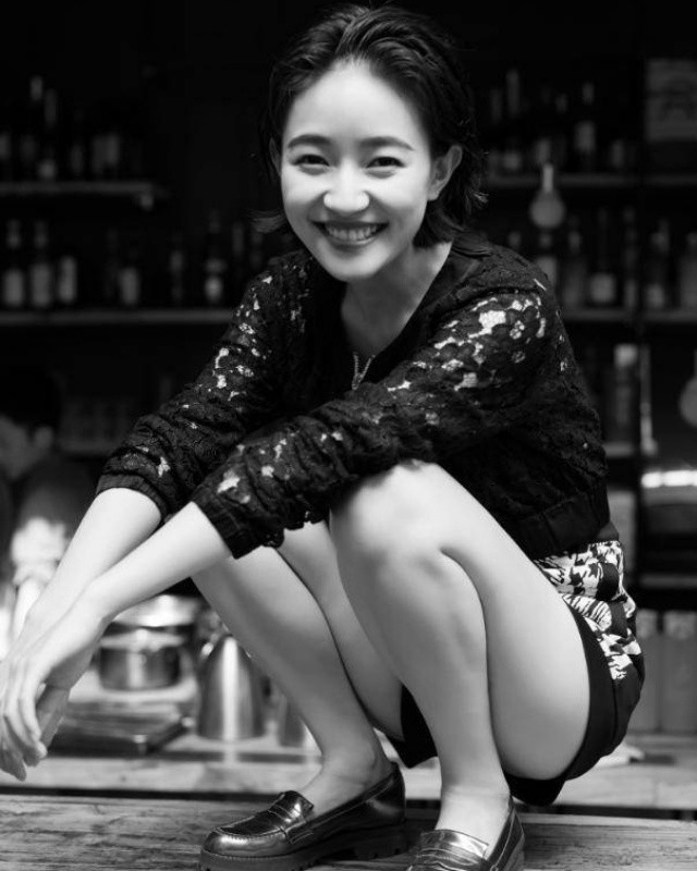 焦俊艳晒工作照剧组庆生穿高领衫露齿灿笑大龄剩女被父母催婚