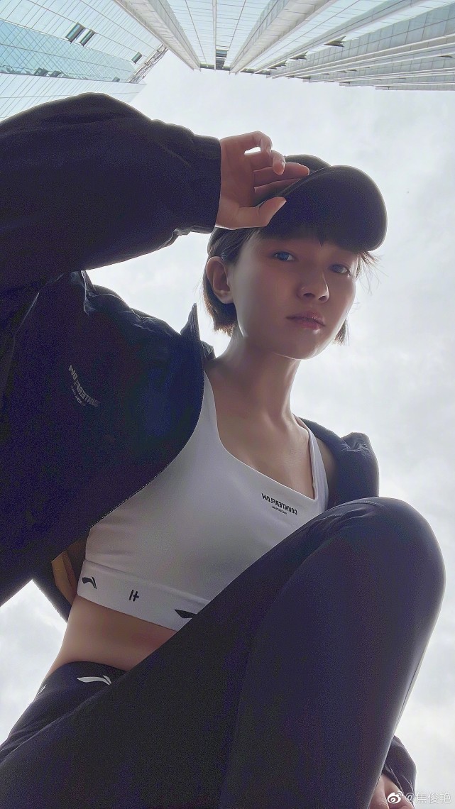 焦俊艳晒工作照剧组庆生穿高领衫露齿灿笑大龄剩女被父母催婚