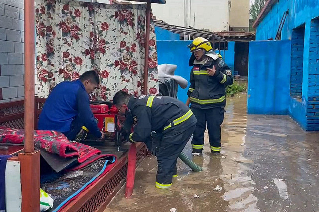 新疆伊犁暴雨突袭漫灌多处民宅 消防紧急排涝救助