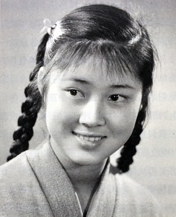 黄婉秋:靠"刘三姐"吃一辈子,嫁小6岁平凡丈夫生女,恩爱一生_腾讯新闻