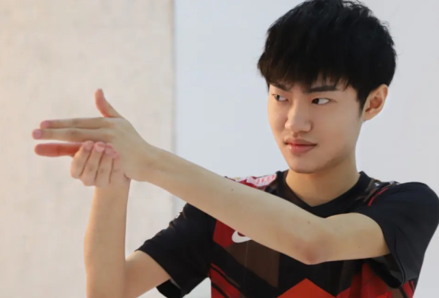 knight分手事件升级,左手被甩了简单来说,左手的节奏起因是现女友和前