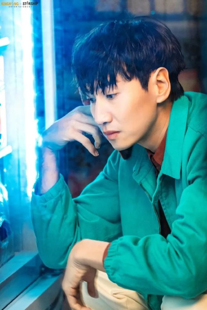 李光洙,见过这么帅气的收银员吗?_腾讯新闻