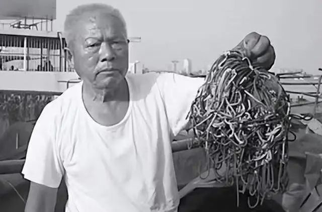 长江捞尸人:找不到接班人,尸臭洗不掉,最怕遇到