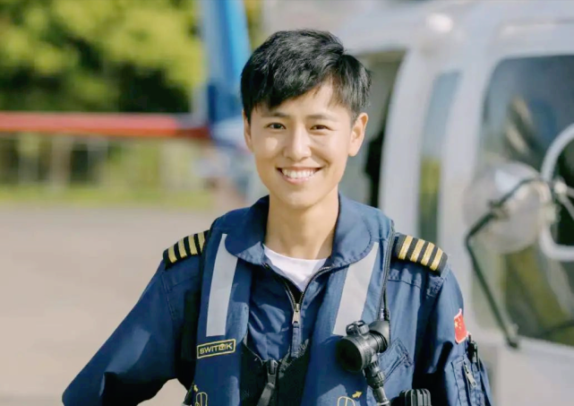 《紧急救援》原型机长宋寅获奖,颜值超女明星,让撒贝宁不自信