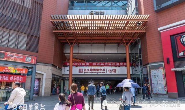 路上行人匆匆,上图就是今天说到不得不去的"正义坊,雄伟高大的牌坊