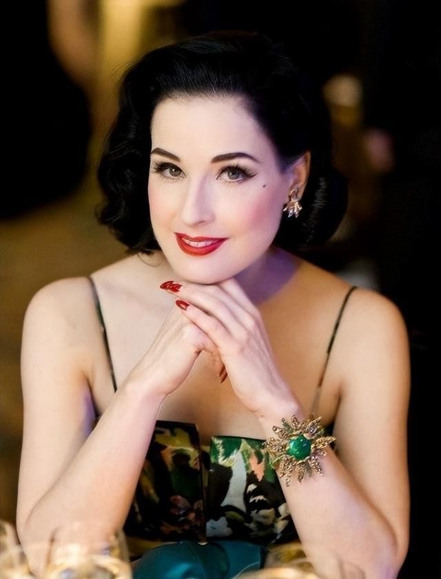 世界第一脱衣舞娘蒂塔:男人为之疯狂,女人为之倾倒,魅力何在?