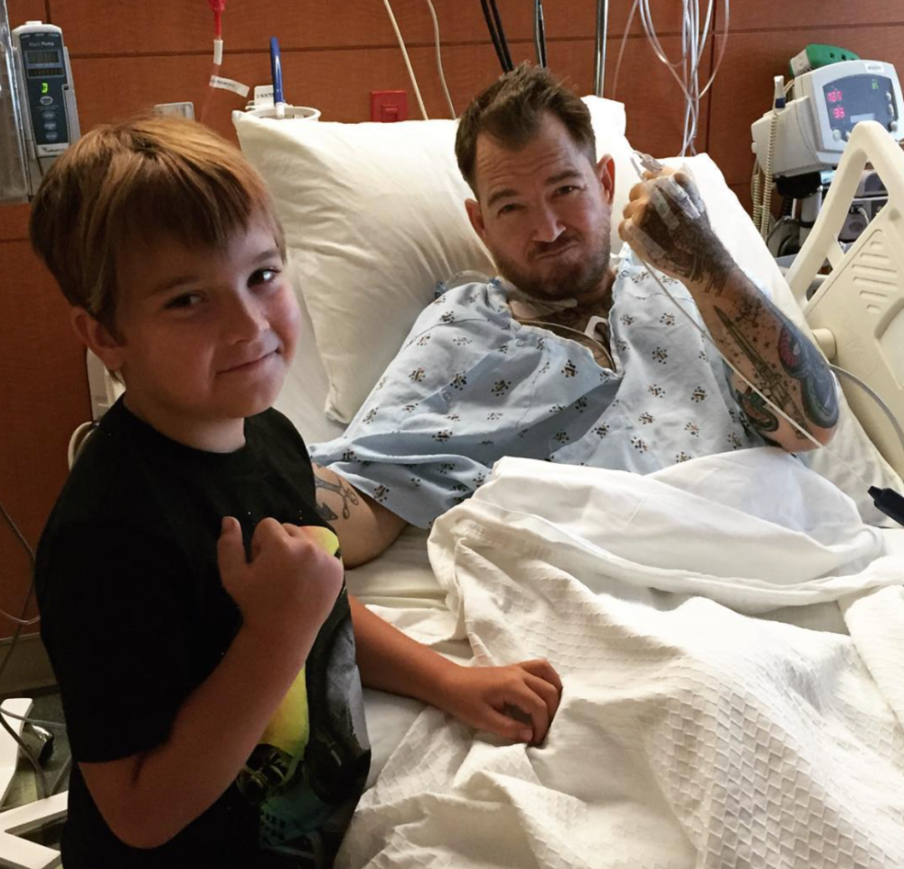 网友也很买单,纷纷捐款,于是小胖的爸爸筹到了做手术的钱.