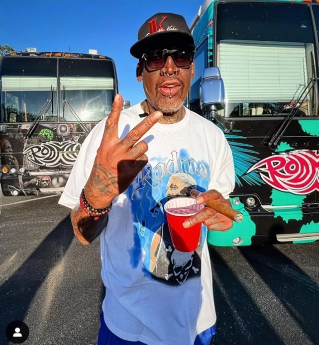 60岁罗德曼近况依然风骚依旧墨镜一戴谁也不爱老潮男