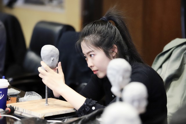 赵楠做京剧脸谱的解码人